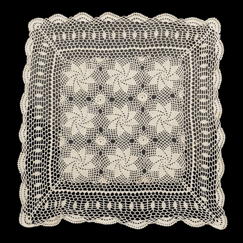 67853 SZYDEŁKO KREMOWY OBRUS SERWETA PLASTYCZNE KWIATKI 66 X 62 CM (1).jpg