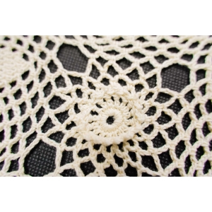 67853 SZYDEŁKO KREMOWY OBRUS SERWETA PLASTYCZNE KWIATKI 66 X 62 CM (3).JPG