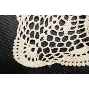 67853 SZYDEŁKO KREMOWY OBRUS SERWETA PLASTYCZNE KWIATKI 66 X 62 CM (4).JPG