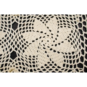 67853 SZYDEŁKO KREMOWY OBRUS SERWETA PLASTYCZNE KWIATKI 66 X 62 CM (5).JPG