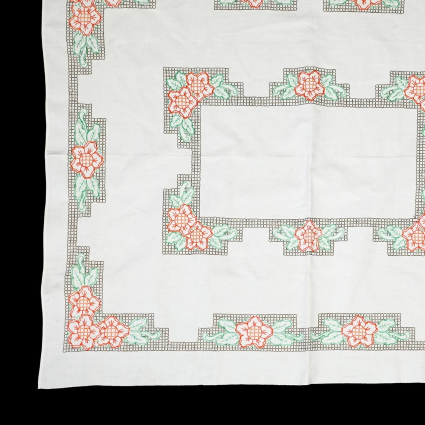 68065 BAWEŁNIANY OBRUS HAFT KWIATOWY 136 X 123 CM (1).jpg