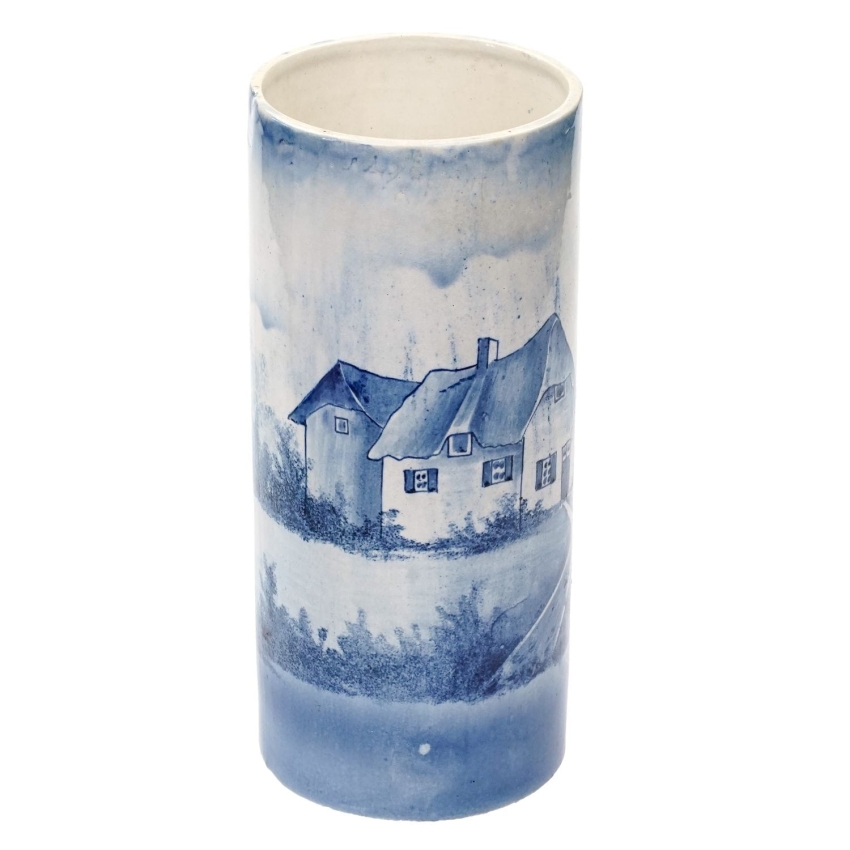 68185 CERAMICZNY RĘCZNIE MALOWANY WAZON Z CHATĄ W TYPIE DELFT (1).jpg