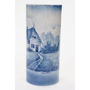 68185 CERAMICZNY RĘCZNIE MALOWANY WAZON Z CHATĄ W TYPIE DELFT (2).JPG