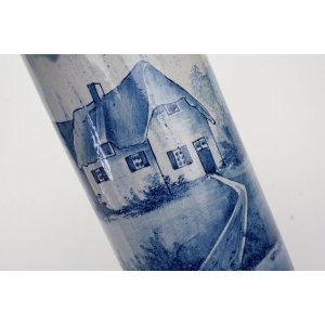 68185 CERAMICZNY RĘCZNIE MALOWANY WAZON Z CHATĄ W TYPIE DELFT (3).JPG