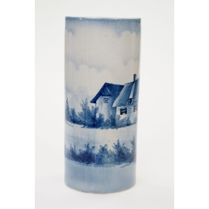 68186 CERAMICZNY RĘCZNIE MALOWANY WAZON Z CHATĄ W TYPIE DELFT II (2).JPG