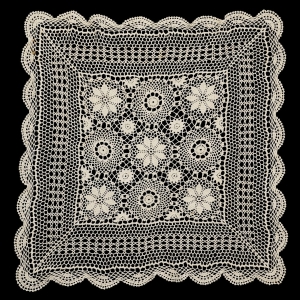 68204 SZYDEŁKO BEŻOWY OBRUS W ROZETY SERWETA ŚRODKA STOŁU 80 X 77 CM (1).jpg