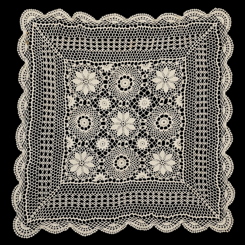 68204 SZYDEŁKO BEŻOWY OBRUS W ROZETY SERWETA ŚRODKA STOŁU 80 X 77 CM (1).jpg