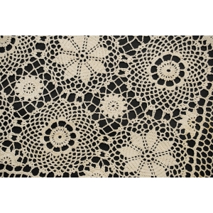 68204 SZYDEŁKO BEŻOWY OBRUS W ROZETY SERWETA ŚRODKA STOŁU 80 X 77 CM (2).JPG