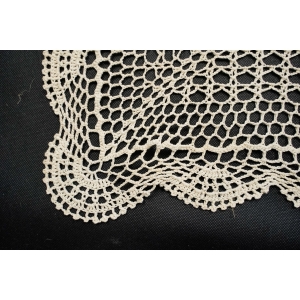 68204 SZYDEŁKO BEŻOWY OBRUS W ROZETY SERWETA ŚRODKA STOŁU 80 X 77 CM (4).JPG