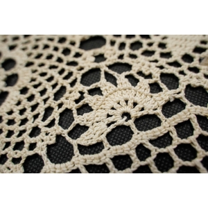 68204 SZYDEŁKO BEŻOWY OBRUS W ROZETY SERWETA ŚRODKA STOŁU 80 X 77 CM (5).JPG