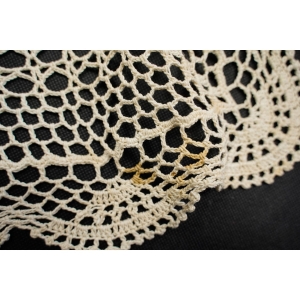 68204 SZYDEŁKO BEŻOWY OBRUS W ROZETY SERWETA ŚRODKA STOŁU 80 X 77 CM (7).JPG