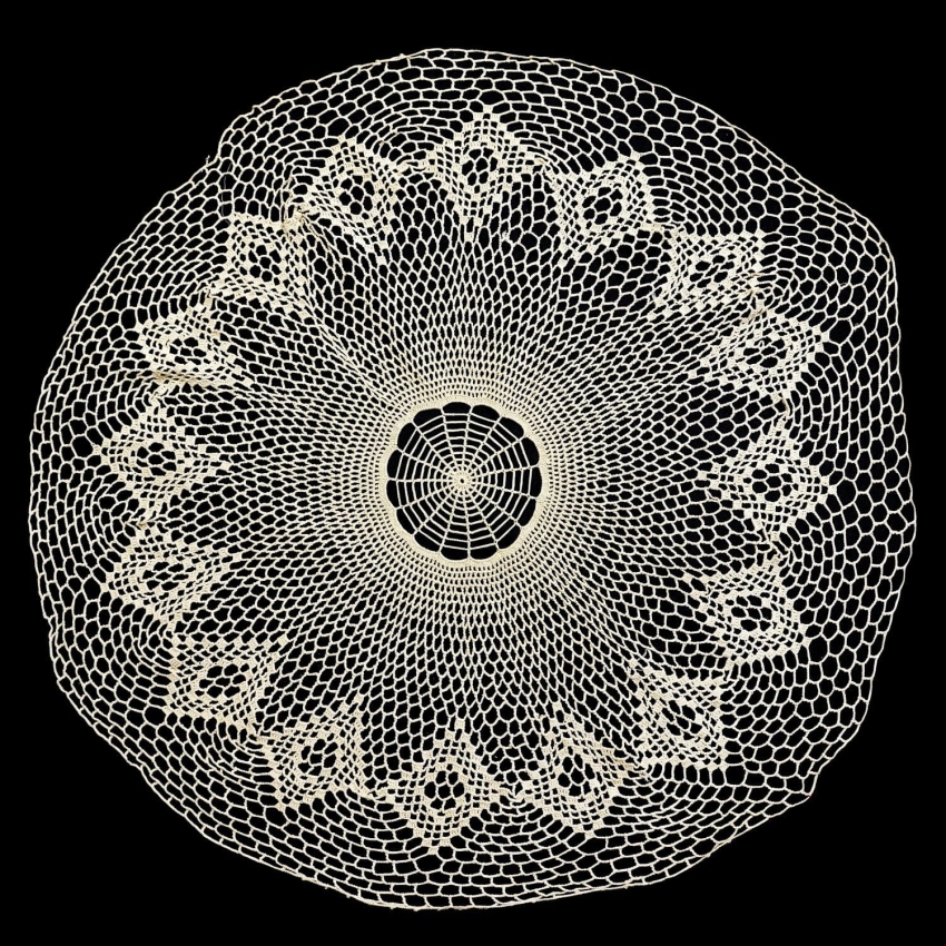 68212 SZYDEŁKO BEŻOWY OKRĄGŁY OBRUSIK NA KAWOWY STOLIK ŚR. 83 CM (1).jpg