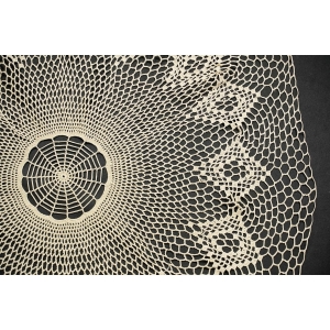 68212 SZYDEŁKO BEŻOWY OKRĄGŁY OBRUSIK NA KAWOWY STOLIK ŚR. 83 CM (2).JPG