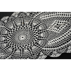 68352 SZYDEŁKO OWALNA SERWETA O CIEKAWEJ FORMIE W BIELI 127 X 40 CM (2).JPG