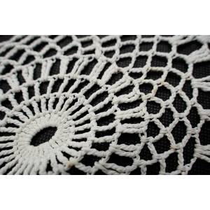 68352 SZYDEŁKO OWALNA SERWETA O CIEKAWEJ FORMIE W BIELI 127 X 40 CM (4).JPG