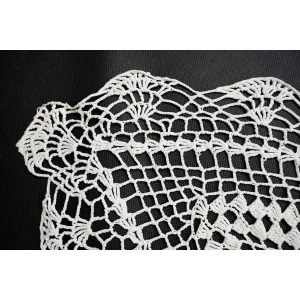 68352 SZYDEŁKO OWALNA SERWETA O CIEKAWEJ FORMIE W BIELI 127 X 40 CM (5).JPG