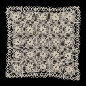 68391 SZYDEŁKO BEŻOWY OBRUS SERWETA W DROBNE ROZETY KWIATKI 70 X 68 CM (1).jpg