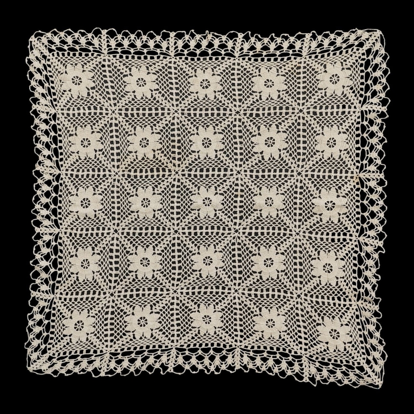 68391 SZYDEŁKO BEŻOWY OBRUS SERWETA W DROBNE ROZETY KWIATKI 70 X 68 CM (1).jpg