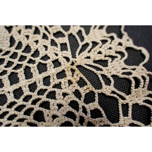 68391 SZYDEŁKO BEŻOWY OBRUS SERWETA W DROBNE ROZETY KWIATKI 70 X 68 CM (3).JPG