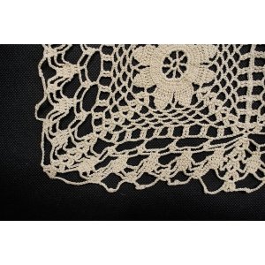 68391 SZYDEŁKO BEŻOWY OBRUS SERWETA W DROBNE ROZETY KWIATKI 70 X 68 CM (5).JPG