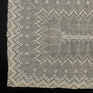 OBRUS ROBIONY NA DRUTACH CIEKAWY GEOMETRYCZNY WZÓR 175 X 126 CM