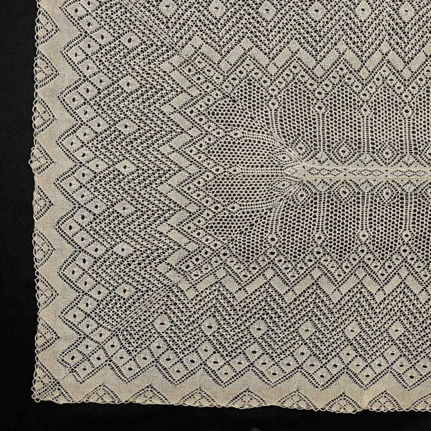68392 OBRUS ROBIONY NA DRUTACH CIEKAWY GEOMETRYCZNY WZÓR 175 X126 CM (1).JPG
