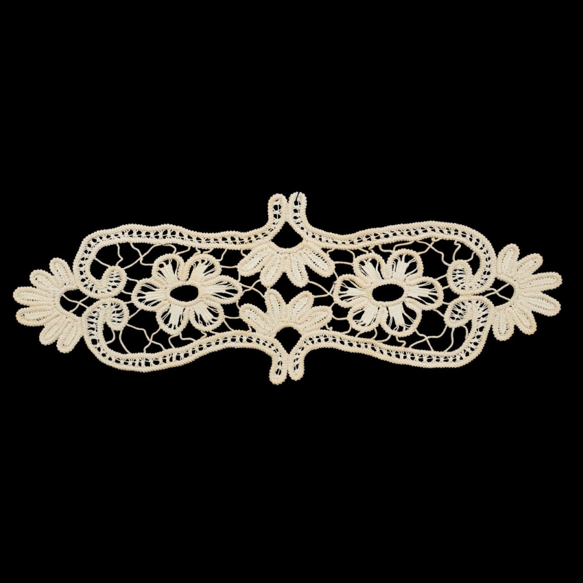 68395 ŚLICZNA SERWETKA MAKRAMA KWIATOWY DESEŃ 38 X 13,5 CM (1).jpg