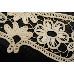 68395 ŚLICZNA SERWETKA MAKRAMA KWIATOWY DESEŃ 38 X 13,5 CM (2).JPG