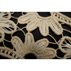 68395 ŚLICZNA SERWETKA MAKRAMA KWIATOWY DESEŃ 38 X 13,5 CM (3).JPG