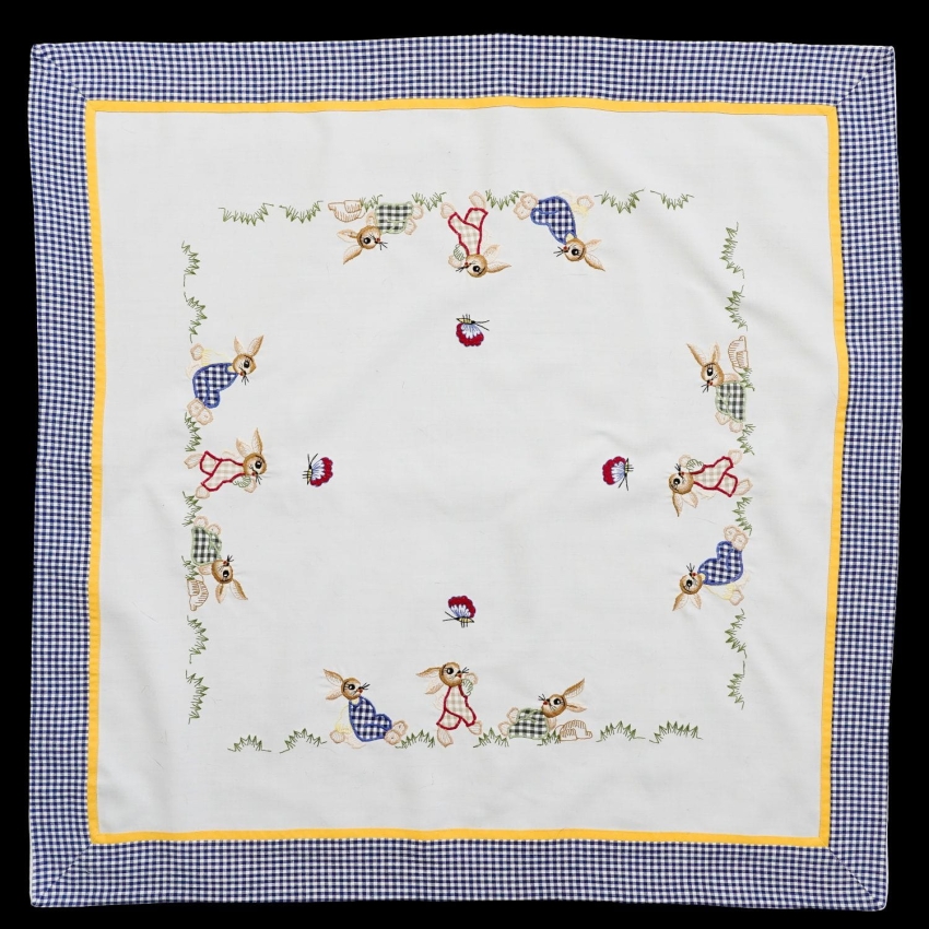 68404 WIELKANOC OBRUS ŚWIĄTECZNY W STYLU RETRO 84 X 83 CM (1).jpg