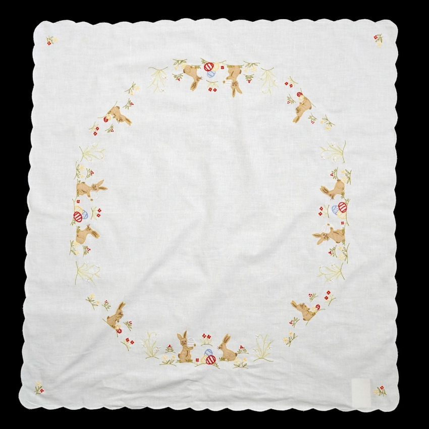 68407 WIELKANOC ZAJĄCZKI HAFTOWANY OBRUS 82 X 79 CM (1).jpg