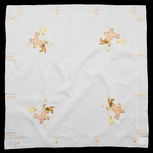 WIELKANOC STYLIZOWANY WYSZYWANY OBRUS ZAJĄCZKI I KURCZAKI 84 X 84 CM