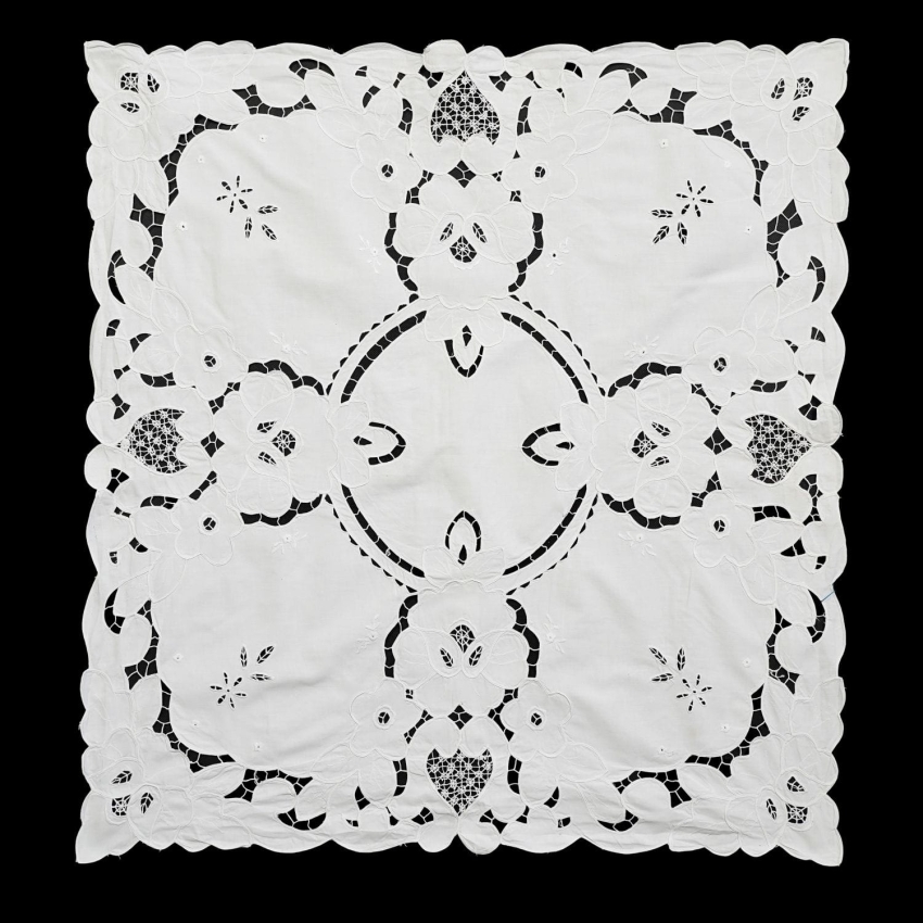68416 BIAŁY OBRUS DUŻE KWIATY I AŻURKI 84 X 80 CM (1).jpg