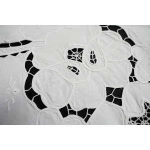 68416 BIAŁY OBRUS DUŻE KWIATY I AŻURKI 84 X 80 CM (3).JPG