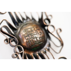 68506 METALOPLASTYKA MIEDŹ BROSZA Z PRLU (2).JPG