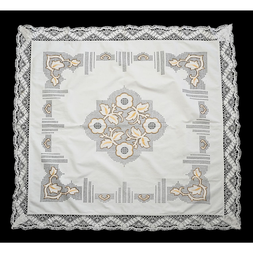 68758 STARY PIĘKNY OBRUS PŁÓTNO I RĘCZNY HAFT KORONKA 140 X 130 CM (1).jpg