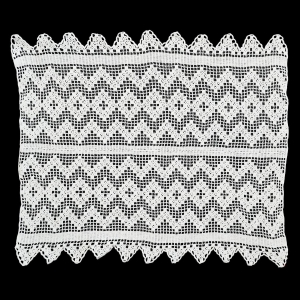 68769 SZYDEŁKO BIAŁA SERWETA Z GEOMETRYCZNYM WZORKIEM 82 X 68 CM (1).jpg