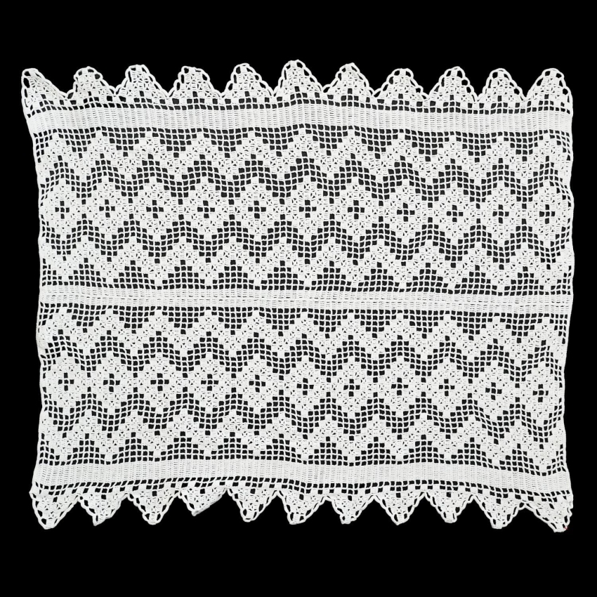 68769 SZYDEŁKO BIAŁA SERWETA Z GEOMETRYCZNYM WZORKIEM 82 X 68 CM (1).jpg