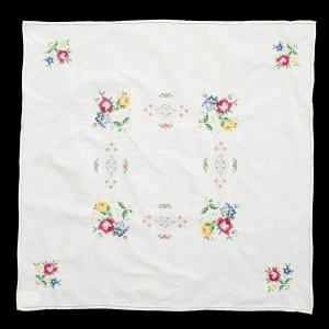 68770 CUDOWNY ROMANTYCZNY KREMOWY OBRUS HAFT KRZYŻYKOWY 82 X 82 CM (1).jpg