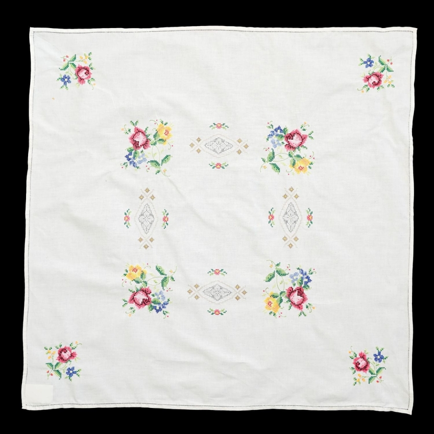 68770 CUDOWNY ROMANTYCZNY KREMOWY OBRUS HAFT KRZYŻYKOWY 82 X 82 CM (1).jpg