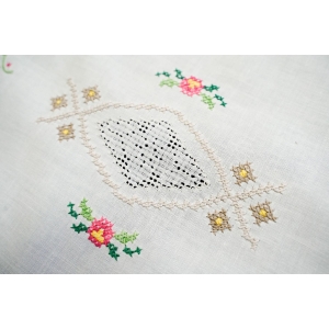 68770 CUDOWNY ROMANTYCZNY KREMOWY OBRUS HAFT KRZYŻYKOWY 82 X 82 CM (3).JPG