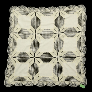 68772 CIEKWY WANILIOWY OBRUS TKANINA I SZYDEŁKOWE KORONKI 110 X 107 CM (1).jpg