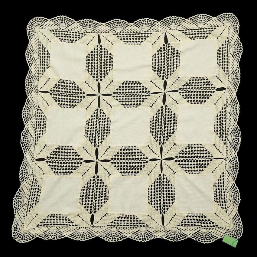 68772 CIEKWY WANILIOWY OBRUS TKANINA I SZYDEŁKOWE KORONKI 110 X 107 CM (1).jpg