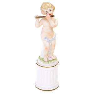 DELIKATNA FIGURKA PORCELANOWA PRZEDSTAWIAJĄCA CHERUBINKA PUTTA