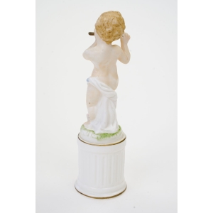 68782 DELIKATNA FIGURKA PORCELANOWA PRZEDSTAWIAJĄCA CHERUBINKA PUTTA (4).JPG