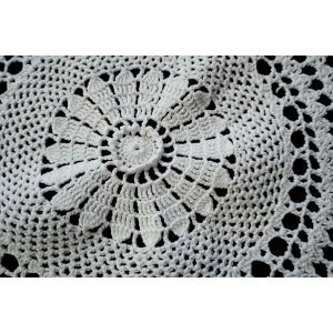 69106 SZYDEŁKO SPORY OKRĄGŁY BIAŁY OBRUS WZÓR W GWIAZDY ROZETY 160 cm (5).JPG