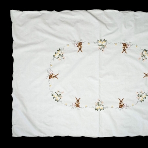 69113 WIELKANOC OBRUS HAFTOWANE ZAJĄCZKI 149 X 105 CM (1).jpg