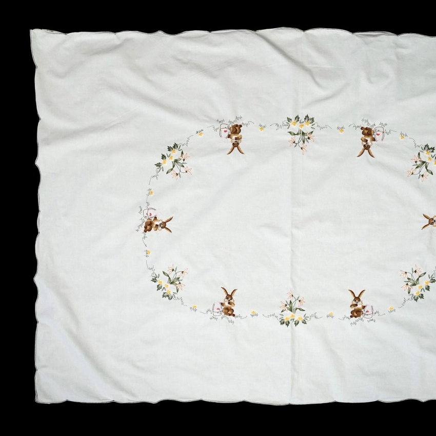 69113 WIELKANOC OBRUS HAFTOWANE ZAJĄCZKI 149 X 105 CM (1).jpg