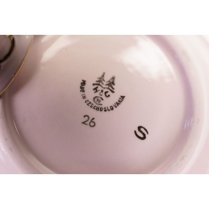 52908 CHODOV FILIŻANKA MOKKA Z RÓŻOWEJ PORCELANY CUDEŃKO Z RELIEFAMI (6).JPG