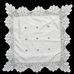 69341 ADAMASZEK OBRUS HAFT KRZYŻYKOWY RÓŻYCZKI KORONKA SZYDEŁKOWA 81 X 80 CM (1).jpg